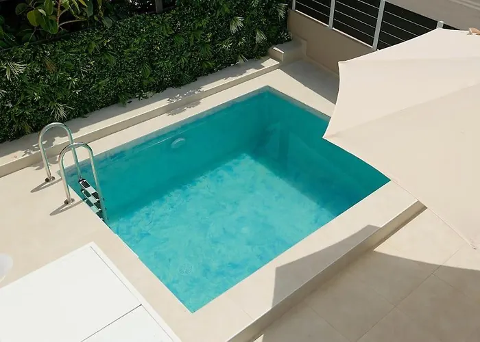 Beachside Apartment-pool-parking